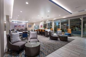 a lobby with chairs and tables and a dining room at La Quinta Inn & Suites by Wyndham Holbrook Petrified Forest in Holbrook