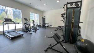 Fitness centrum a/nebo fitness zařízení v ubytování Modern studio apartment in the heart of business bay