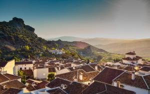 グラサレマにあるCamping TajoRodilloの山を背景にした村の風景