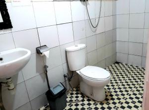 La salle de bains est pourvue de toilettes et d'un lavabo. dans l'établissement One Homestay and Warung, à Munduk