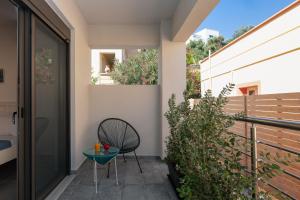 Balkón nebo terasa v ubytování Greek Sky - New modern apartment with shared pool