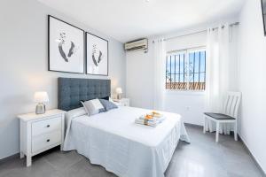 Posteľ alebo postele v izbe v ubytovaní 797 HOLIDAY RENTALS - Villa con piscina privada y barbacoa para 8
