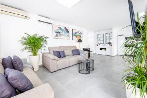 Televízia a/alebo spoločenská miestnosť v ubytovaní 797 HOLIDAY RENTALS - Villa con piscina privada y barbacoa para 8