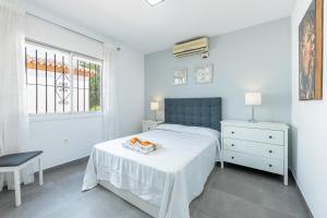 Posteľ alebo postele v izbe v ubytovaní 797 HOLIDAY RENTALS - Villa con piscina privada y barbacoa para 8 + 25 fotografií
