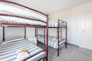 Posteľ alebo postele v izbe v ubytovaní 797 HOLIDAY RENTALS - Villa con piscina privada y barbacoa para 8