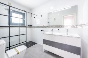 Kúpeľňa v ubytovaní 797 HOLIDAY RENTALS - Villa con piscina privada y barbacoa para 8