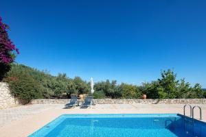 Bazén v ubytování Greek Sky - New modern apartment with shared pool nebo v jeho okolí