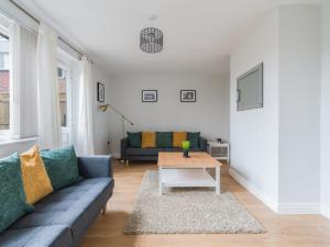 sala de estar con sofá y mesa en Howick House - Large 3 bedroom house, Gosforth, en Kenton