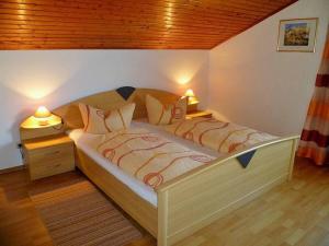 a bedroom with a bed with two lamps on it at Ferienwohnung Wenzl in Zandt