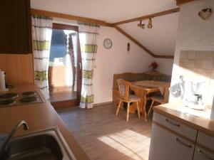 una cucina e un soggiorno con tavolo, cucina e sala da pranzo di Ferienwohnung Wenzl a Zandt Altre 15 foto