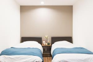 東京にあるMita Guest house - Vacation STAY 12100のベッドルーム1室(隣り合わせのベッド2台付)