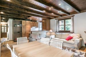 una sala de estar con un sofá y una mesa en Ticolet by Totiaran v2, en Naut Aran (Alto Arán)