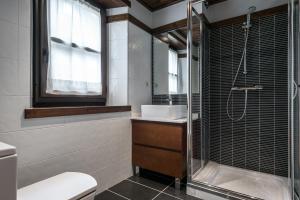 Un baño con ducha, inodoro y lavabo. en Ticolet by Totiaran v2, en Naut Aran (Alto Arán) 15 fotos más