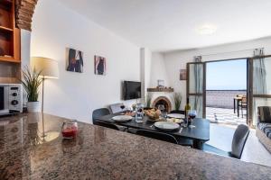 salon ze stołem i kominkiem w obiekcie Oasis 16 w mieście Nerja