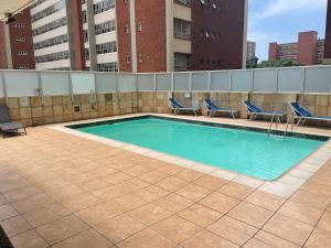 una piscina en la azotea de un edificio en Oceanic View, en Durban