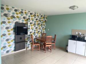 cocina con mesa y sillas y TV en Oceanic View, en Durban