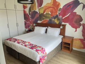 Un dormitorio con una cama y un cuadro en la pared. en Oceanic View, en Durban 27 fotos más