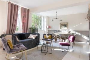 sala de estar con sofá, sillas y mesa en Violette maison de charme au cœur de St Martin, en Saint-Martin-de-Ré