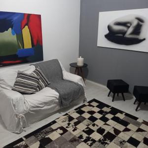 sala de estar con sofá y suelo a cuadros en Top quarto e sala lindo, en Río de Janeiro