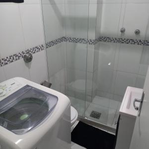 y baño con ducha, aseo y lavamanos. en Top quarto e sala lindo, en Río de Janeiro