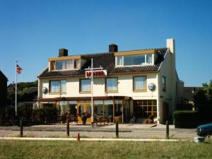 ein Gebäude mit einem Basketballkorb davor in der Unterkunft Badhotel Zeecroft in Wijk aan Zee