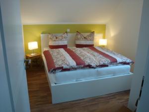 ein Schlafzimmer mit einem großen Bett mit zwei Lampen in der Unterkunft Ferienwohnung Stübgen in Burg
