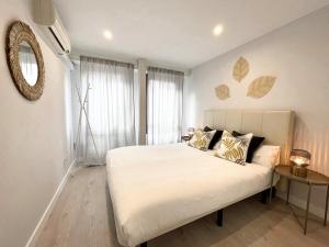 um quarto com uma grande cama branca num quarto em AZ El Balcón de Plaza Sas em Saragoça