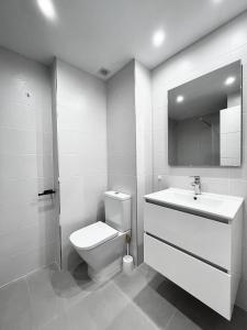 uma casa de banho branca com um WC e um lavatório em AZ El Balcón de Plaza Sas em Zaragoza