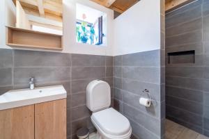 ein Badezimmer mit Toilette und Waschbecken in der Unterkunft Casa da Paz in Aljezur