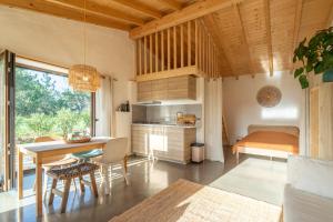 eine Küche und ein Esszimmer mit einem Tisch und einem Bett in der Unterkunft Casa da Paz in Aljezur + 31 Fotos