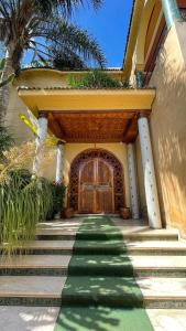 een trap naar een huis met een deur bij Riad Noumidya in Fès