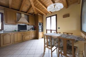 eine Küche mit einem Tisch und einem Esszimmer in der Unterkunft Goccia di Resina #Sharingorobie in Serina