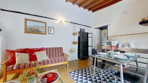 un soggiorno con divano e tavolo di Remarkable 4-Bed Villa a La Laguna