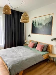 una camera con un letto con due cuscini rosa di Apartmán Plešivec u sjezdovky a Abertamy