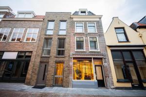 una fila de casas en una calle de la ciudad en Great 95m² Two-Bedroom Apartment, en Tiel