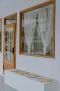 Habitación con espejo y puerta con cortinas. en Panju Homestay en Hualien