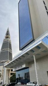 un edificio sin hotel con coches estacionados frente a él en Rio Hotel Olaya en Riad