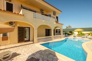 eine Villa mit einem Pool und einem Haus in der Unterkunft Villa Amaris in Albufeira