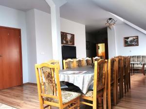 uma sala de jantar com mesa e cadeiras em Pokoje Gościnne Agnes em Sanok