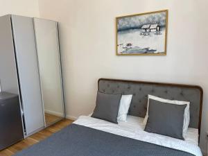 een slaapkamer met een bed en een foto aan de muur bij 2-Bed Apartment in Praha in Hřebečníky