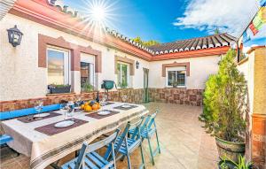 een patio met een tafel en stoelen en een huis bij Stunning Air Conditioned House in Cijuela