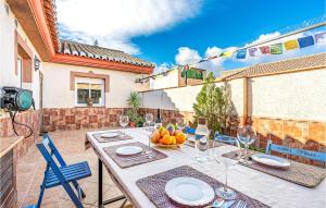 uma mesa com copos e uma taça de fruta no pátio em Stunning Air Conditioned House em Cijuela