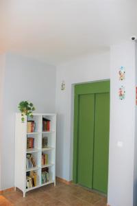 una puerta verde en una habitación con estantería en Hostal Rural Fidel Garcia Guzman, en Chera
