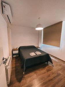 1 dormitorio con 1 cama con 2 toallas en AIRES VERDES en Salta