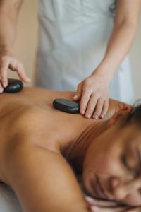 una mujer recibiendo un masaje de un terapeuta en Hotel Chalet Mirabell en Avelengo