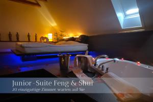 un bagno con lavandino e un letto in una camera di Hotel Herberge a Teufenthal