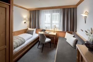 A bed or beds in a room at Hotel Gletscherblick