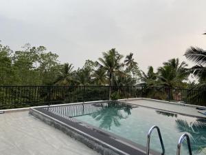 Atrium Hiriketiya内部或周边的泳池