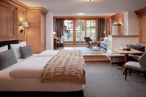 A bed or beds in a room at Hotel Gletscherblick