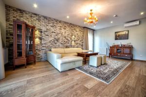 a living room with a brick wall at Hotel Pan Tadeusz in Osielsko